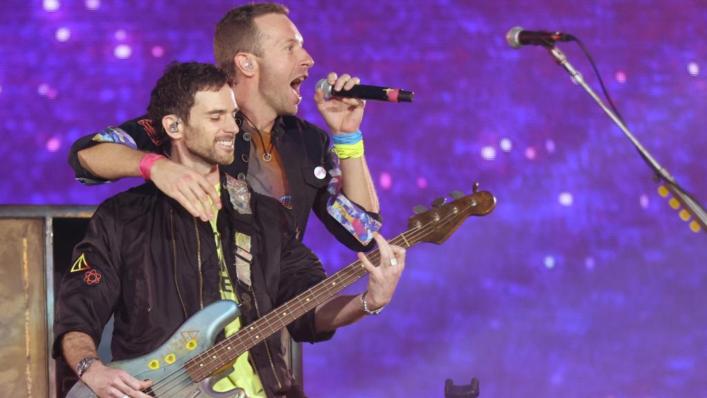 Chris Martin, vocalista de Coldplay, junto al bajista Guy Berryman durante un concierto en el estadio de Wembley correspondiente a la gira 'Music of the Spheres World Tour'. Foto: Suzan Moore / PA Wire / dpa