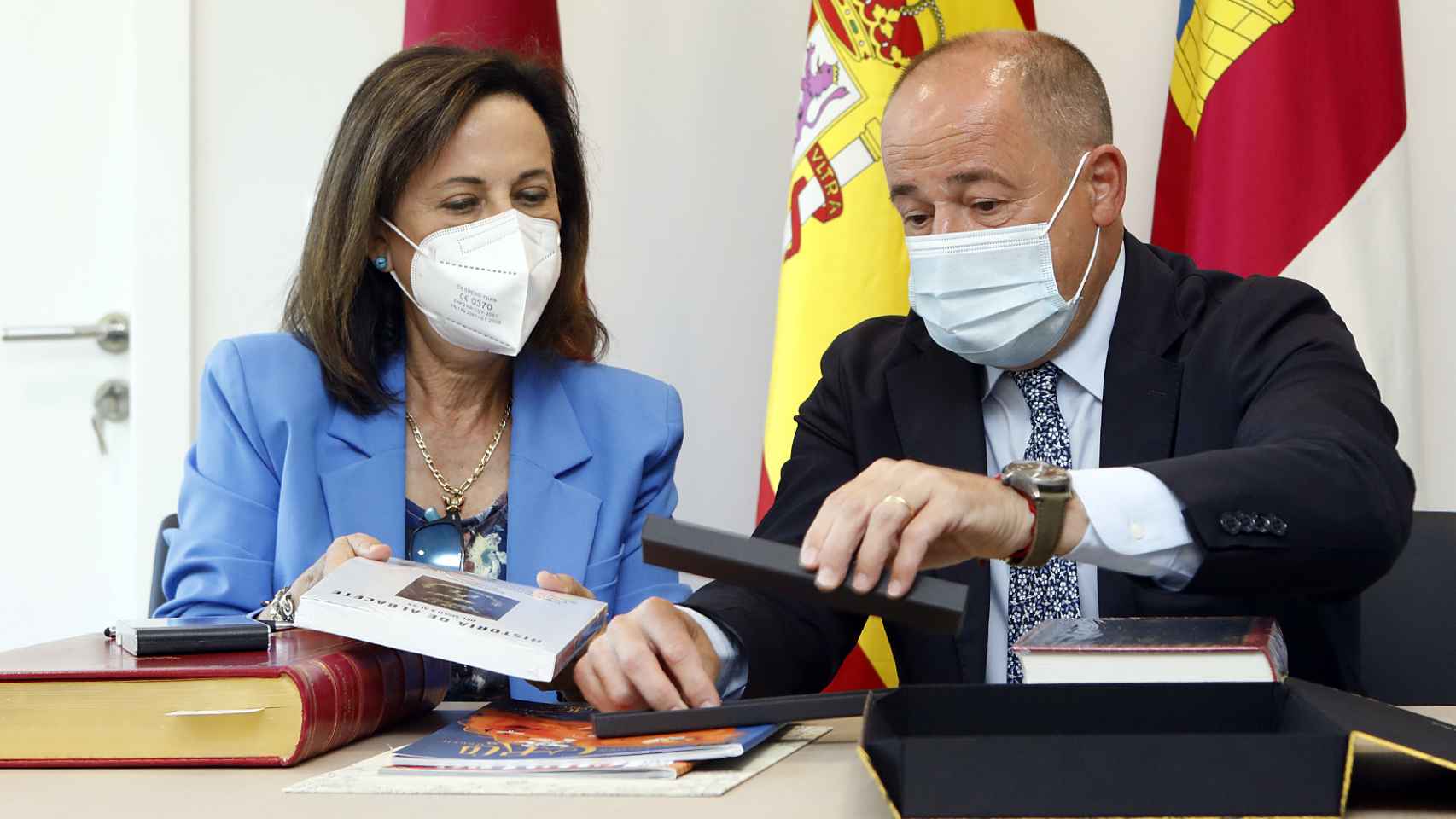 Margarita Robles y Emilio Sáez este lunes en el Ayuntamiento de Albacete.