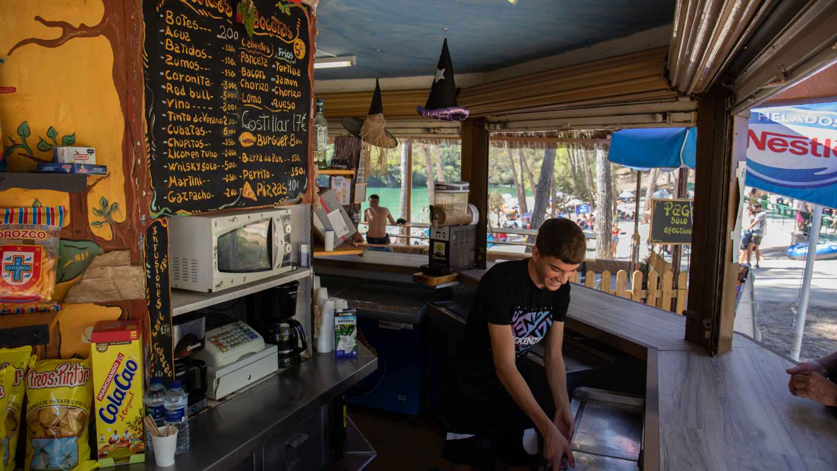 Un camarero trabajando en el kiosko de comida y bebida.