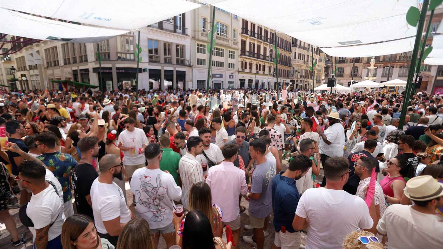 Ambiente en el centro de Málaga durante la Feria