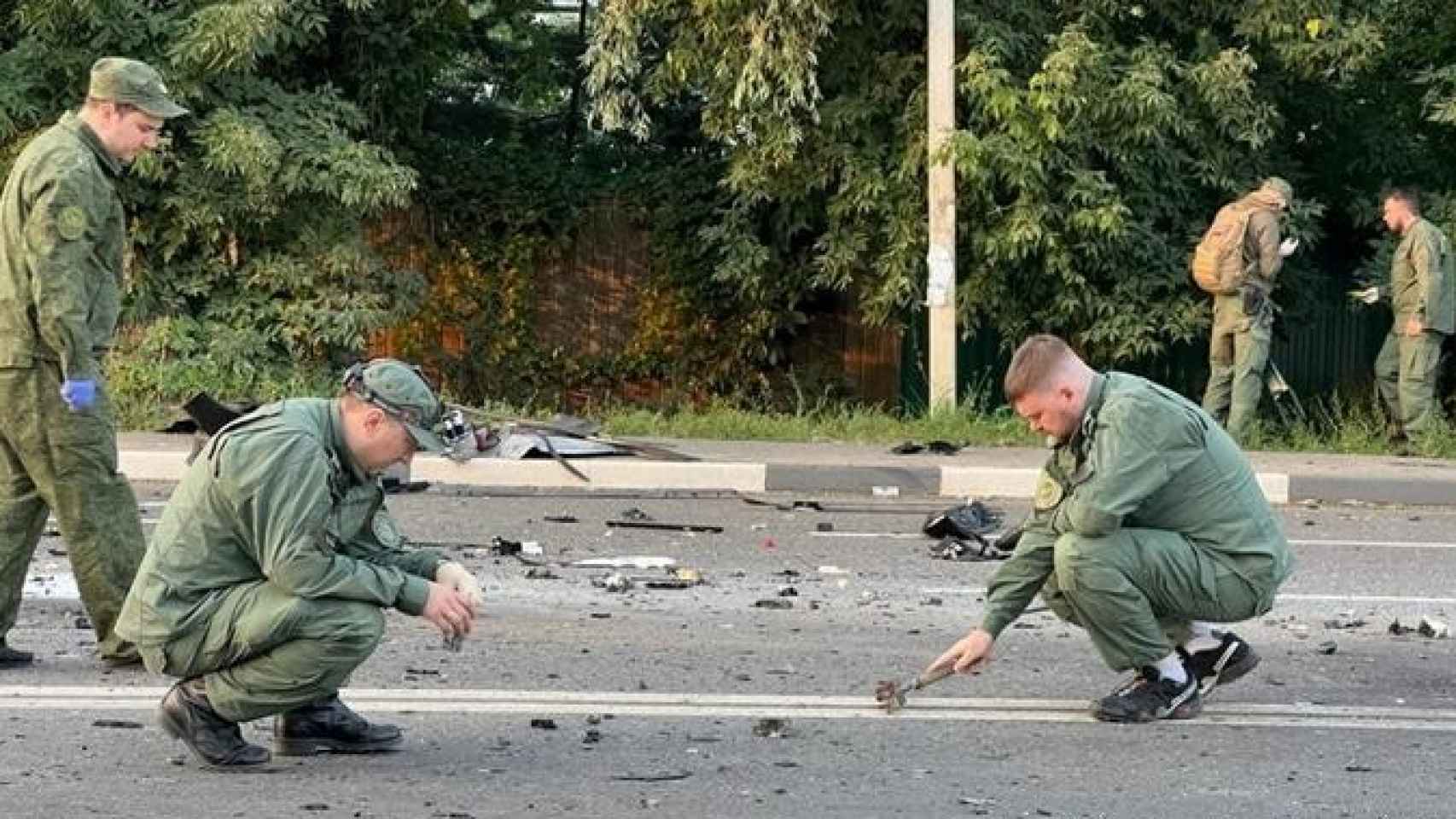 Las fuerzas de seguridad rusas examinan el sitio donde se produjo el atentado.