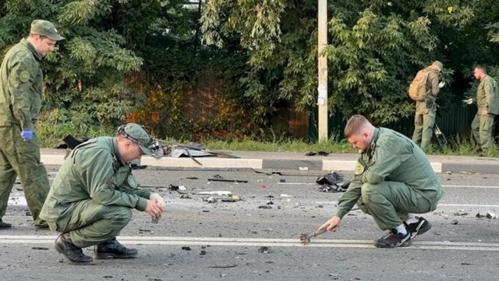 Las fuerzas de seguridad rusas examinan el sitio donde se produjo el atentado.