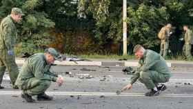 Las fuerzas de seguridad rusas examinan el sitio donde se produjo el atentado.