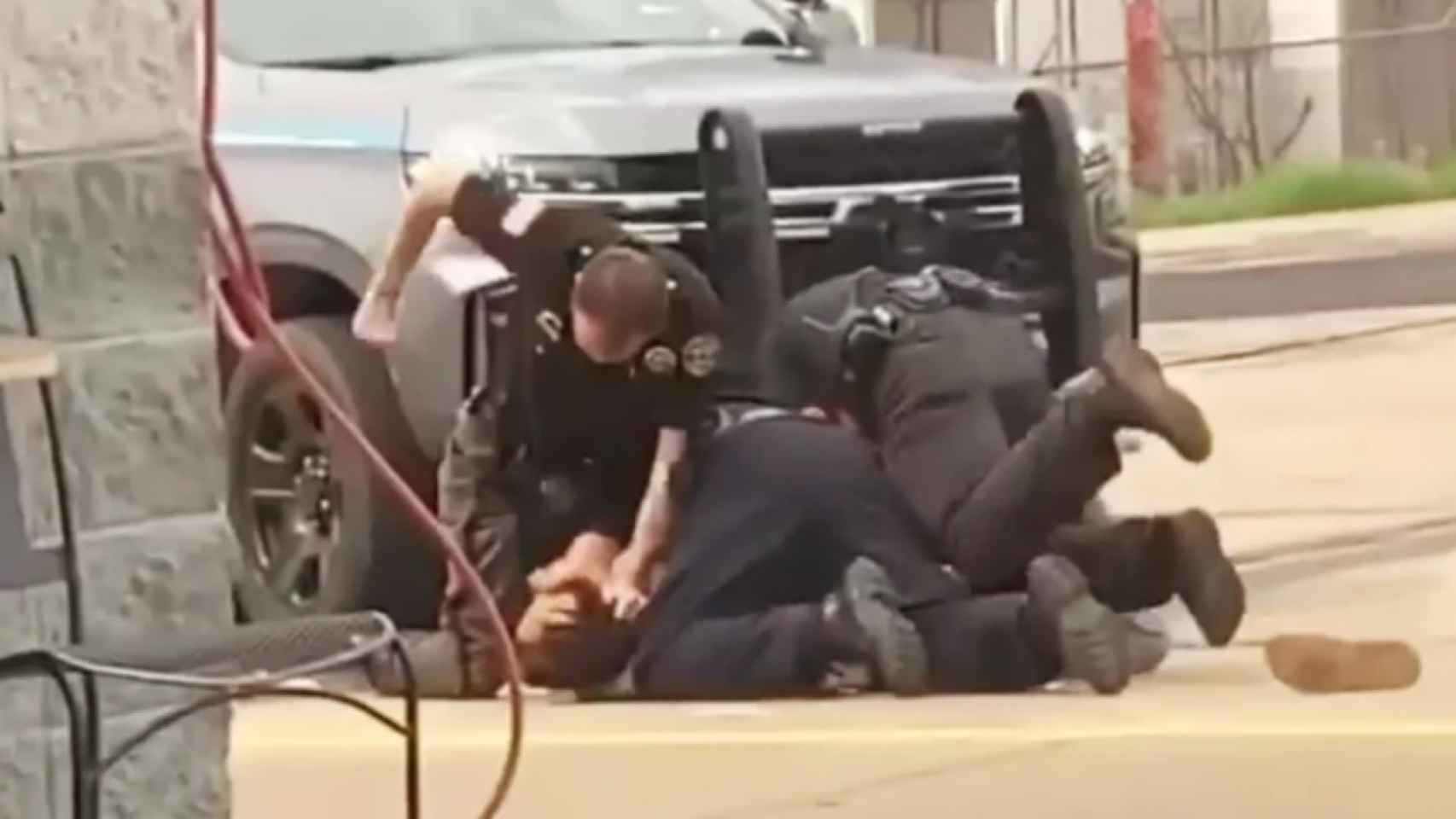 Momento de la paliza de los tres policías a un hombre en Arkansas, EEUU.