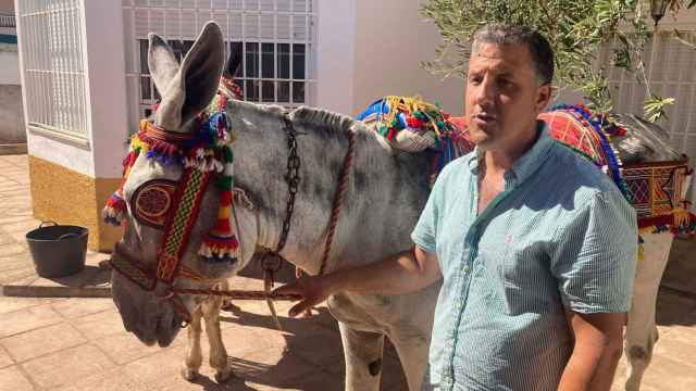 Álvaro Jiménez,  junto a 'Ventero', uno de sus burros de pura raza andaluza.