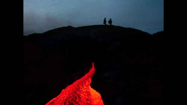 La historia de amor más original del año tiene un triángulo inesperado: un volcano y dos expertos