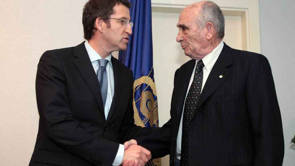 Alberto Núñez Feijóo entregaba en el año 2009 la Medalla de Oro del Club Financiero de Vigo a José Pereira Álvarez, entonces presidente de Armadora Pereira.
