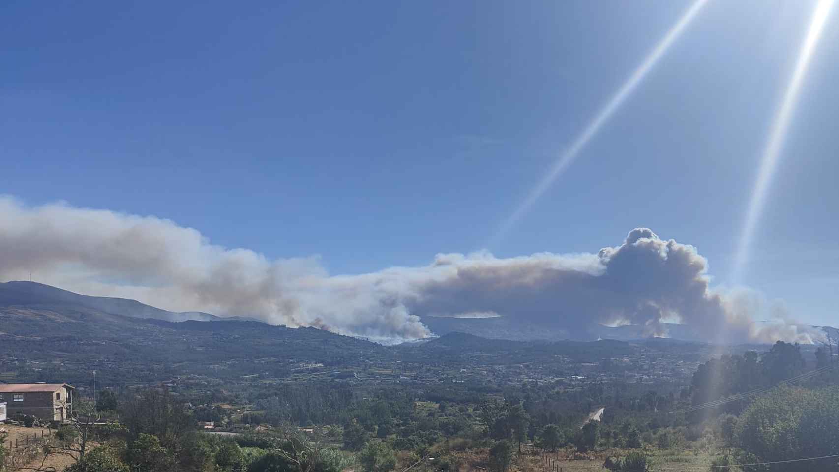 Imagen del incendio en Monçao (Portugal) desde As Neves (Pontevedra).