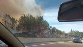 El incendio de Moaña (Pontevedra) se avista desde el corredor de O Morrazo.