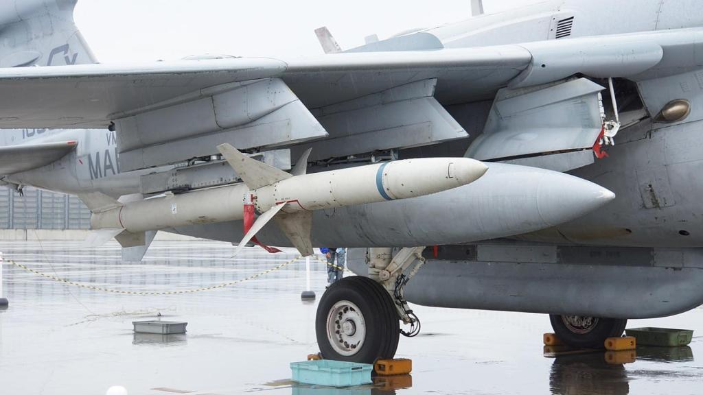 AGM-88 HARM instalado en un EA-6B_Prowler de los Marines estadounidenses