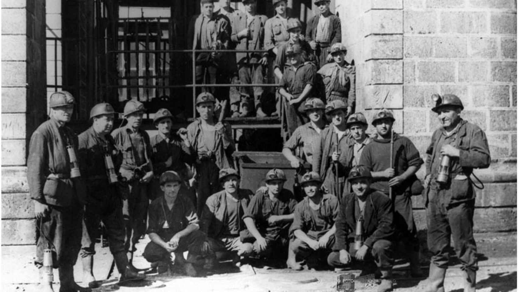 Grupo de mineros a la entrada del Pozo
