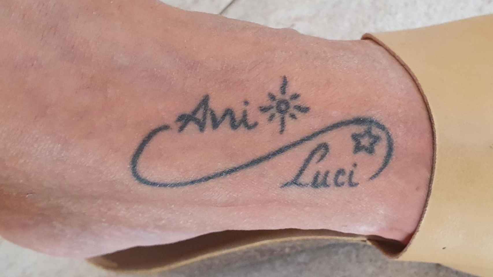 María lleva un tatuaje con el nombre de sus dos hijas