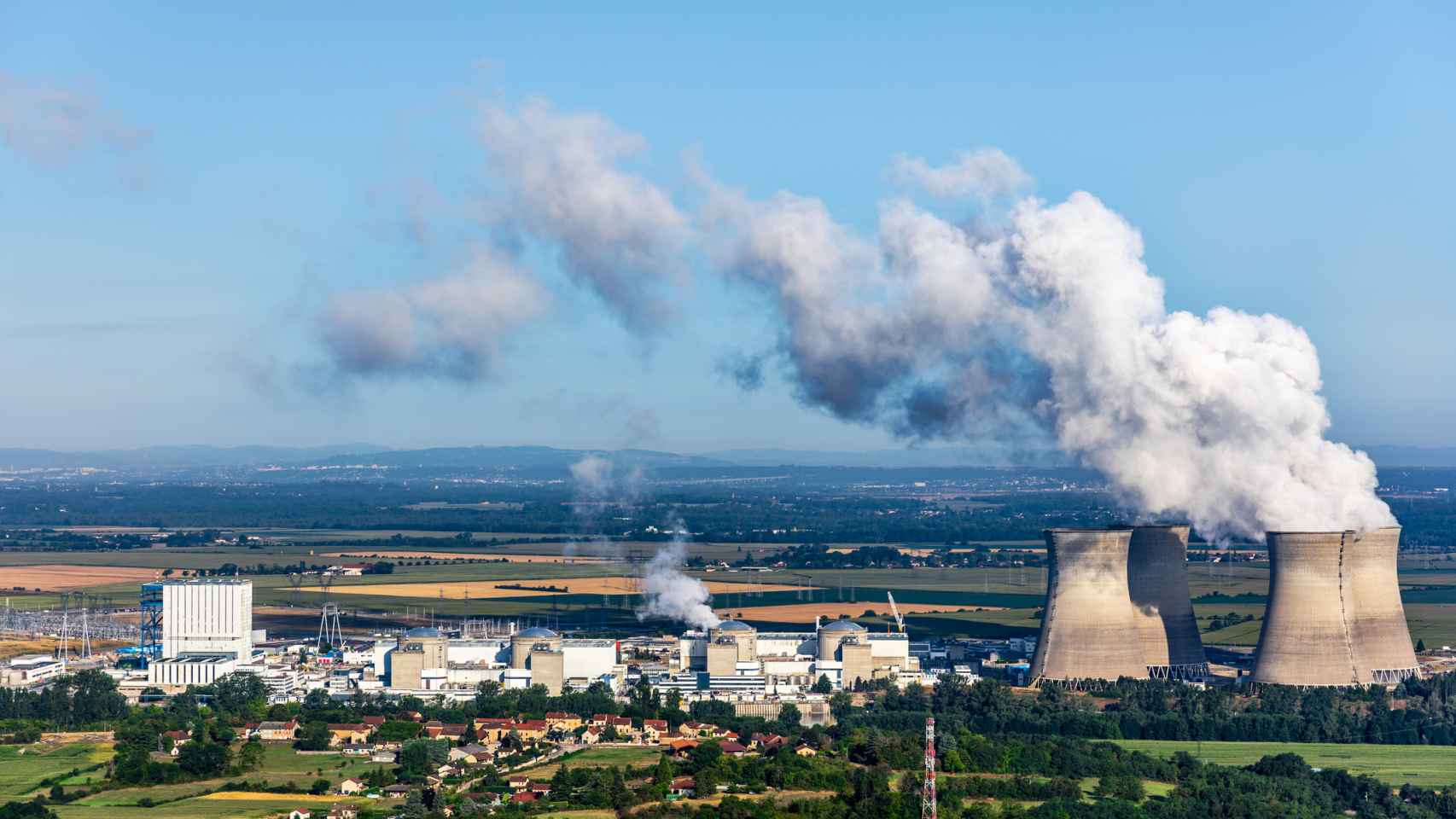 Vista aérea de una central nuclear a pleno rendimiento cerca de Lyon, en Francia