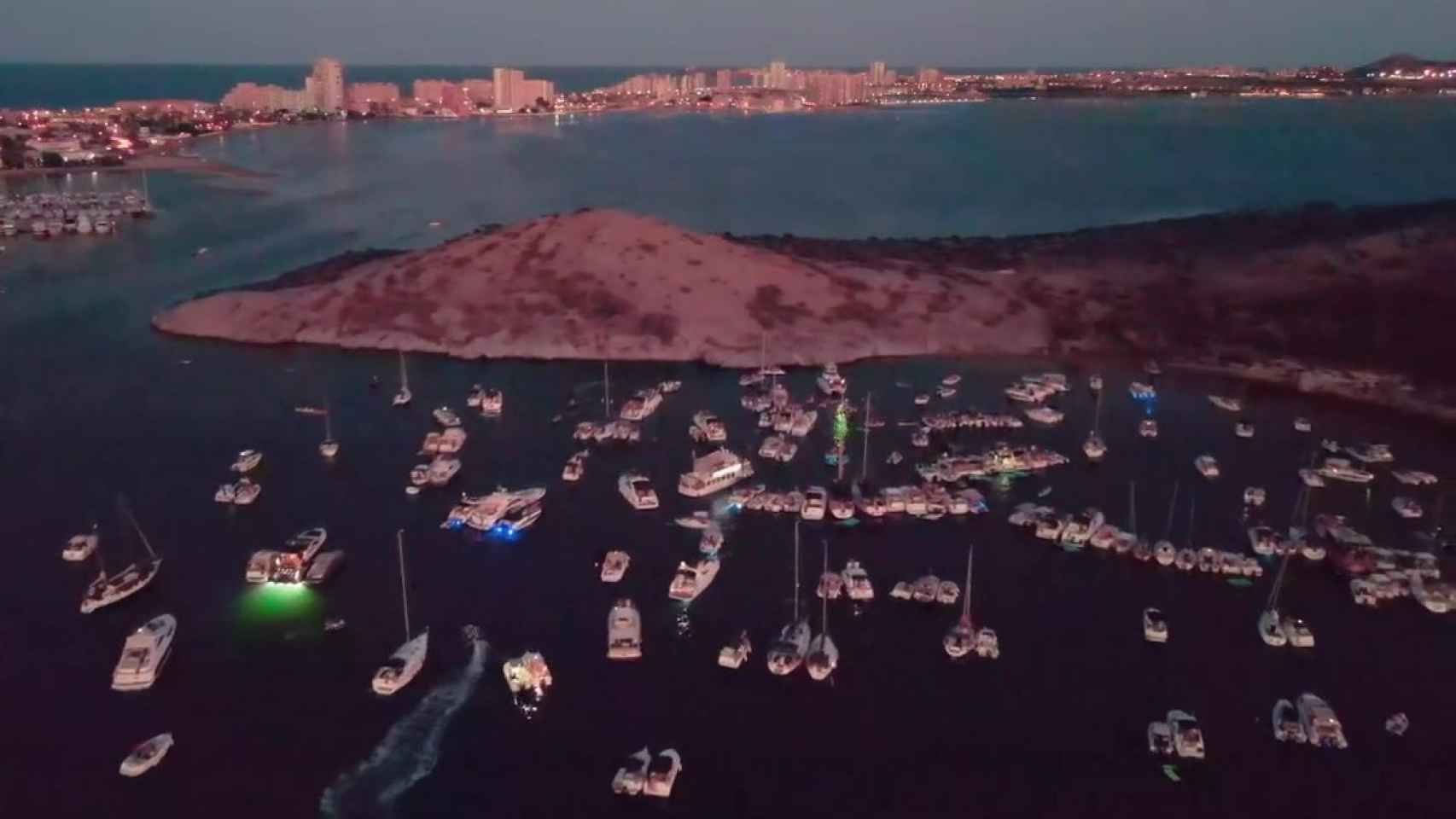 Un centenar de embarcaciones de fiesta, este sábado, en la isla del Ciervo, una zona protegida del Mar Menor.