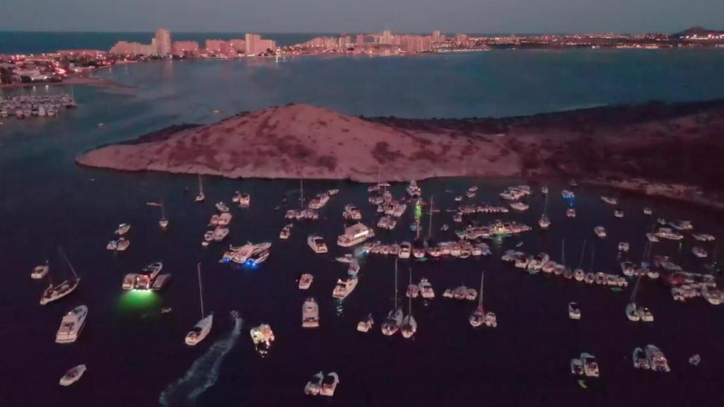 Un centenar de embarcaciones de fiesta, este sábado, en la isla del Ciervo, una zona protegida del Mar Menor.