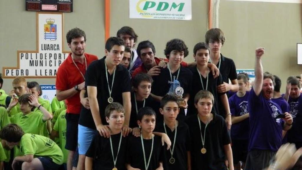 Nacho junto a sus compañeros tras ganar el Trofeo Internacional Villa de Luarca en 2012.
