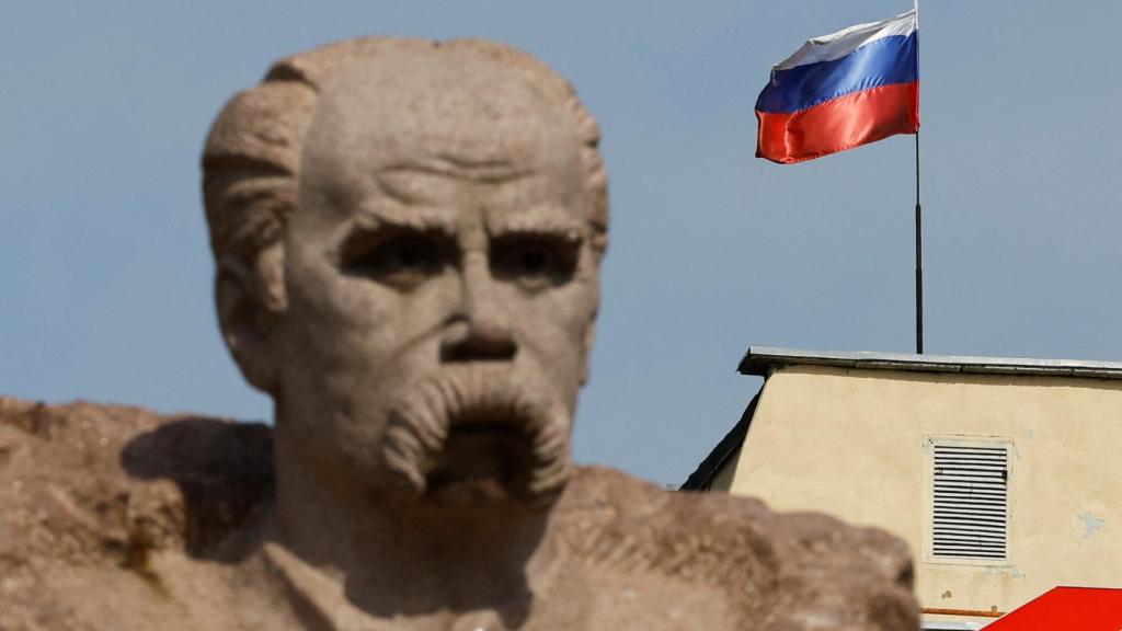 La bandera rusa ondea en la ciudad de Enerhodar, en la región de Zaporiyia.