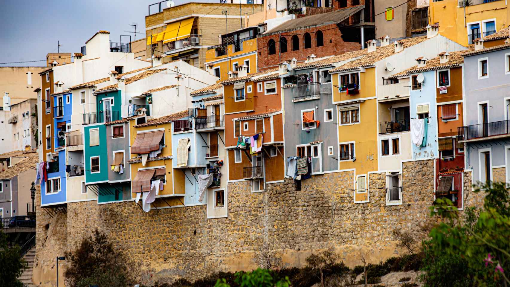 La Guardia Civil detiene a cuatro personas acusadas de una trama de okupación de viviendas turísticas. En la imagen, las coloridas casas de pescadores de La Vila Joiosa.