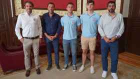Los campeones de Europa juveniles de balonmano, Pablo Herrero y Alejandro Pisonero, durante su recepción este martes en el Ayuntamiento de Valladolid.
