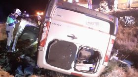 El vuelco de una furgoneta tras impactar con el camión en Burgos