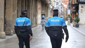 Imagen de dos agentes de la Policía Local de Palencia.