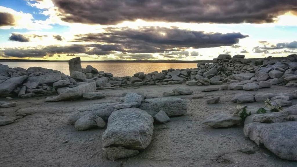 Restos del antiguo pueblo de Argusino, que se dejan ver cuando las aguas del embalse bajan