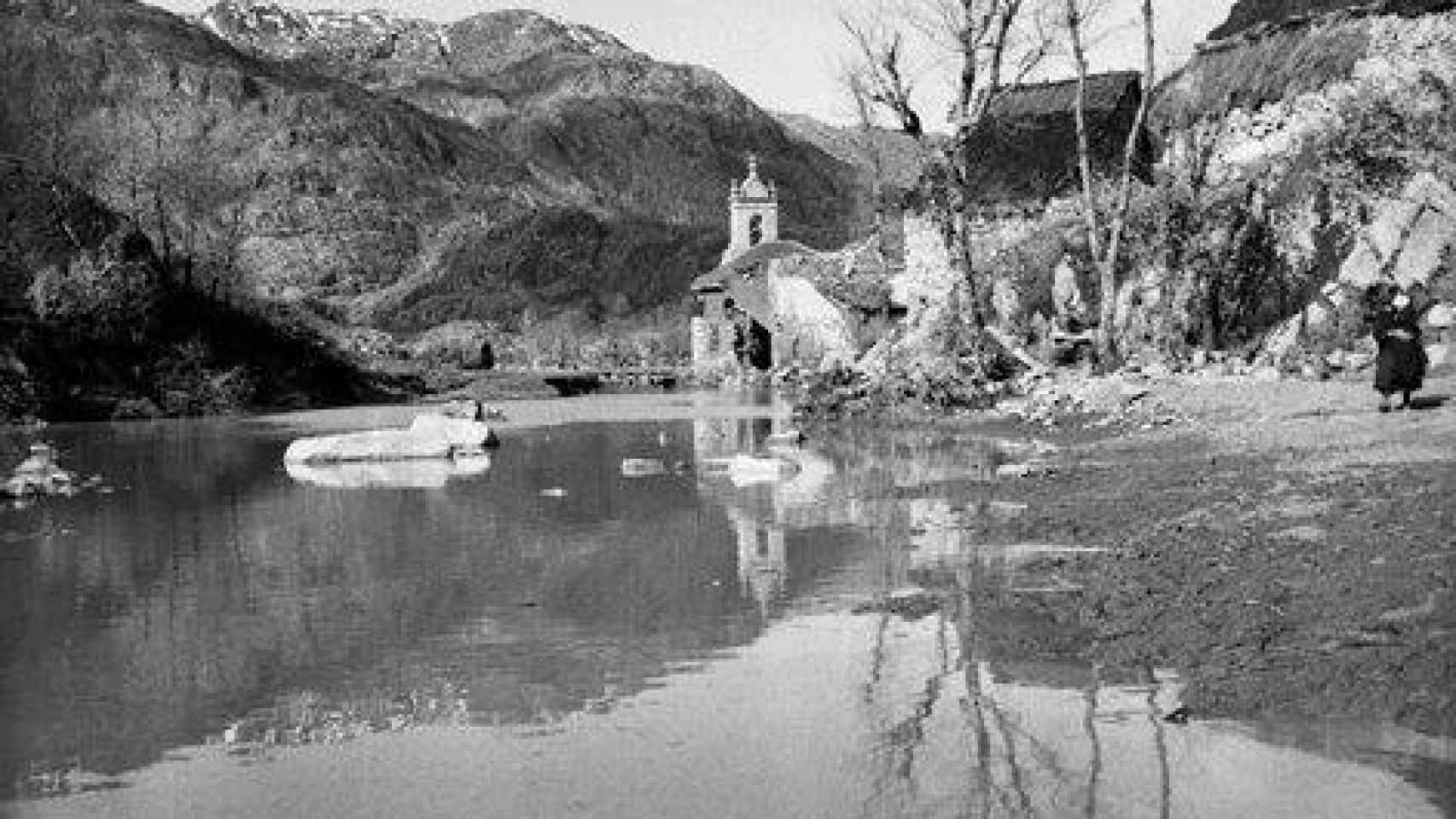 Restos de la ermita de Argusino, tras la inundación del pueblo