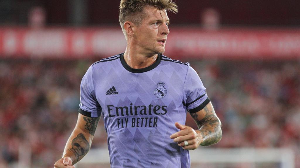 Toni Kroos durante un partido contra el Real Madrid