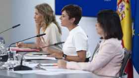 La ministra de Transportes, Raquel Sánchez; la ministra Portavoz, Isabel Rodríguez y la ministra de Sanidad, Carolina Darias, tras la reunión del Consejo de Ministros en la Moncloa.