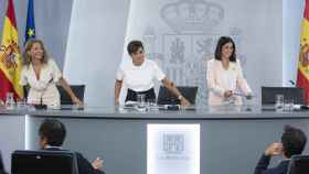La ministra de Transportes, Movilidad y Agenda Urbana, Raquel Sánchez; la ministra Portavoz, Isabel Rodríguez y la ministra de Sanidad, Carolina Darias.