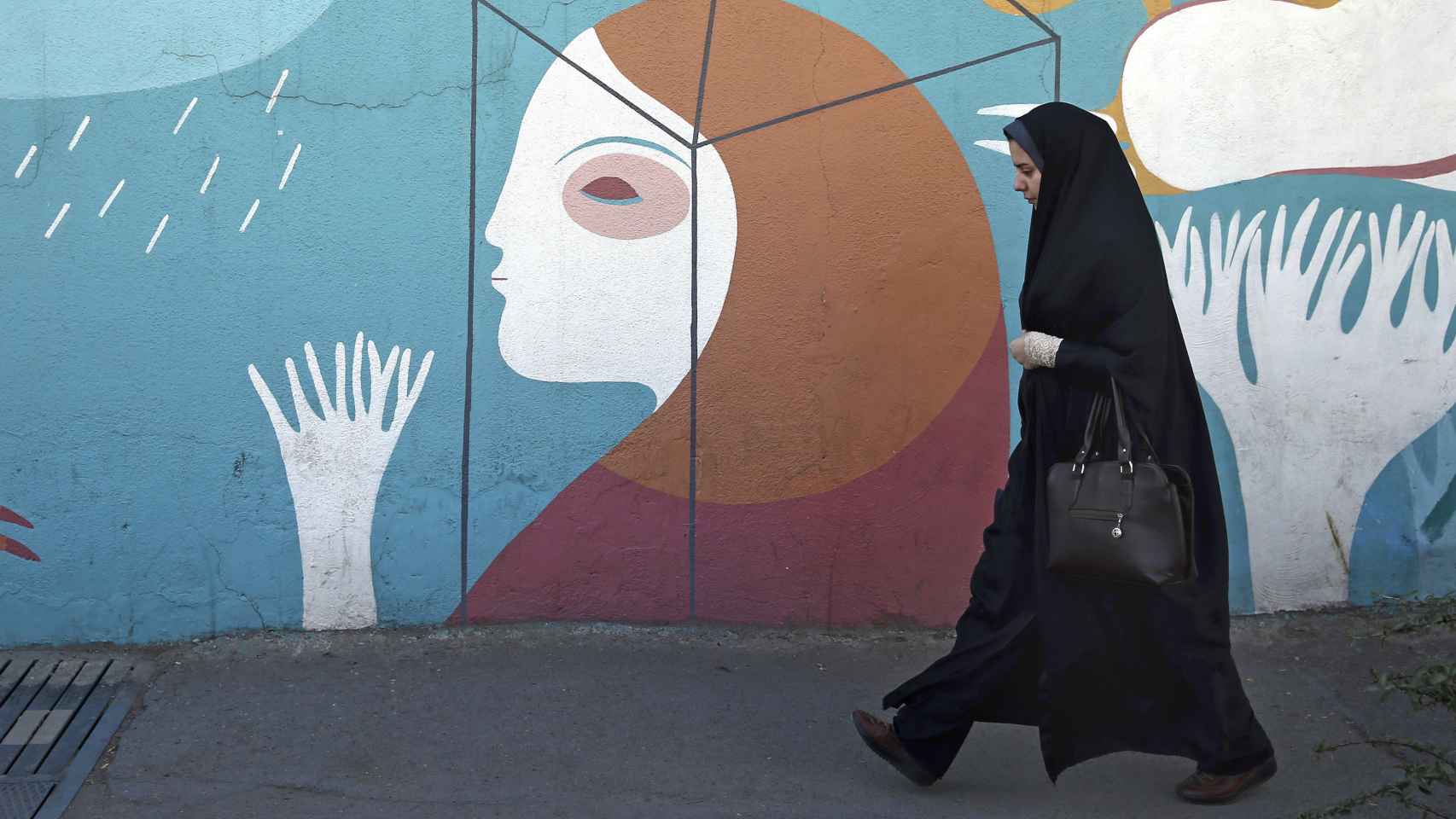 Una mujer camina por Irán vestida conforme al nuevo código.