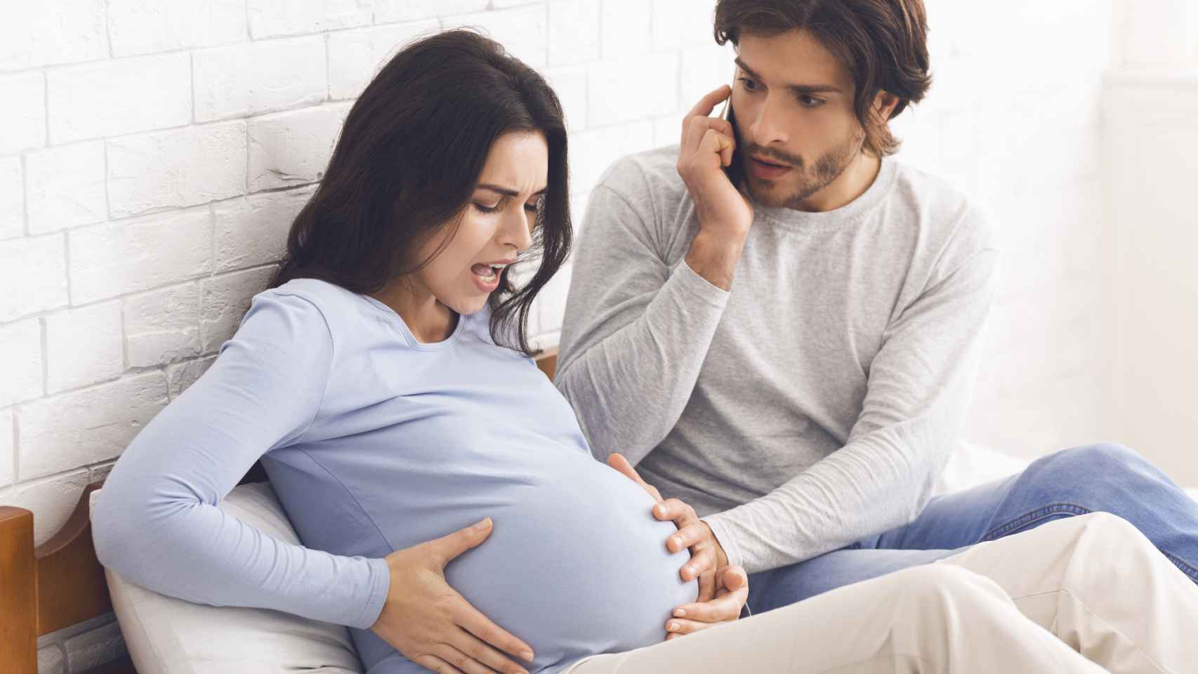 Una mujer embarazada empieza a tener contracciones y su pareja llama al doctor.