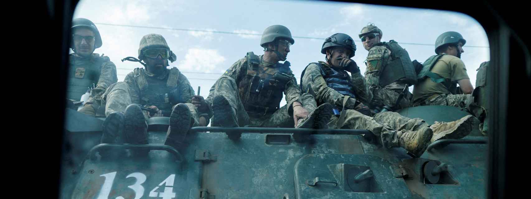 Militares ucranianos viajan en un vehículo de combate, en Kramatorsk (Donetsk).