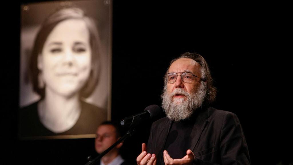 Alexander Dugin interviene en el funeral de su hija. Dary Dugina.