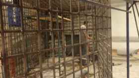 Imagen de las jaulas donde serán juzgados los prisioneros de guerra ucranianos en Mariúpol.