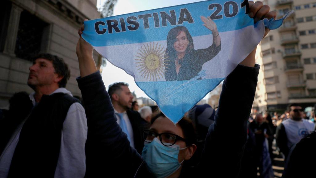 Seguidores de la vicepresidenta Cristina Fernández de Kirchner salen a la calle en Buenos Aires para mostrarle su apoyo.