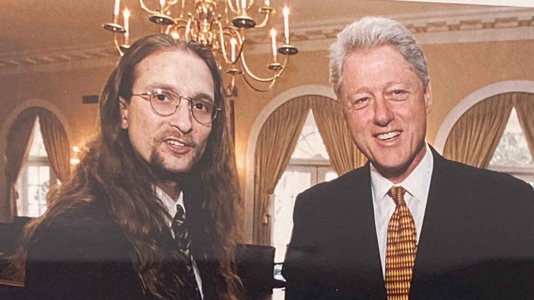 Peiter Zatko junto a Bill Clinton en una cumbre de seguridad