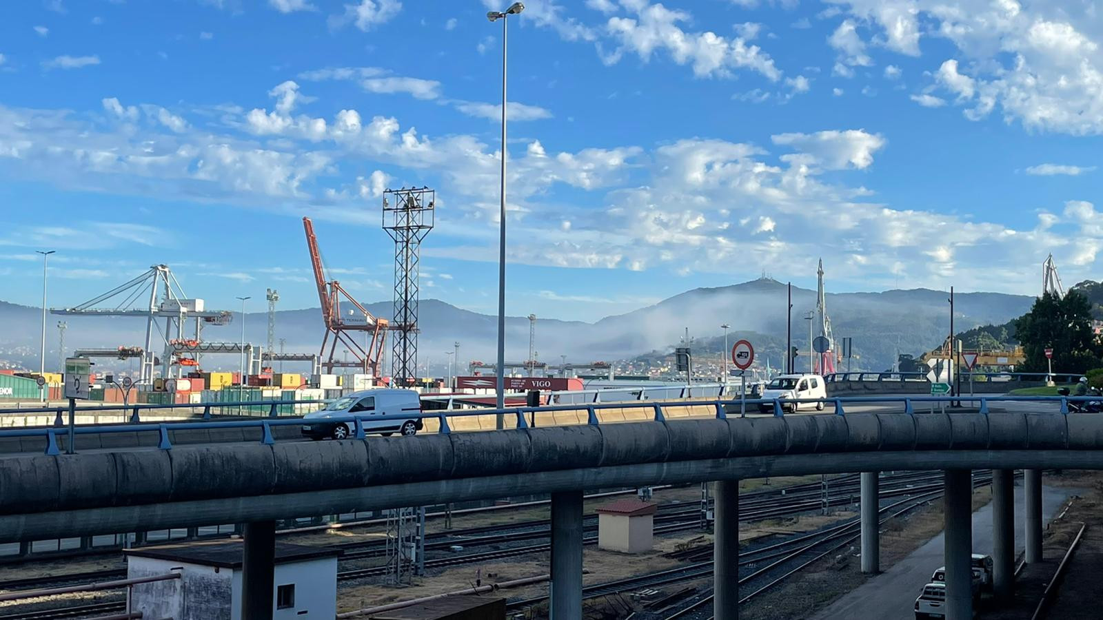 El humo en Moaña todavía es visible desde Vigo. Foto: Treintayseis
