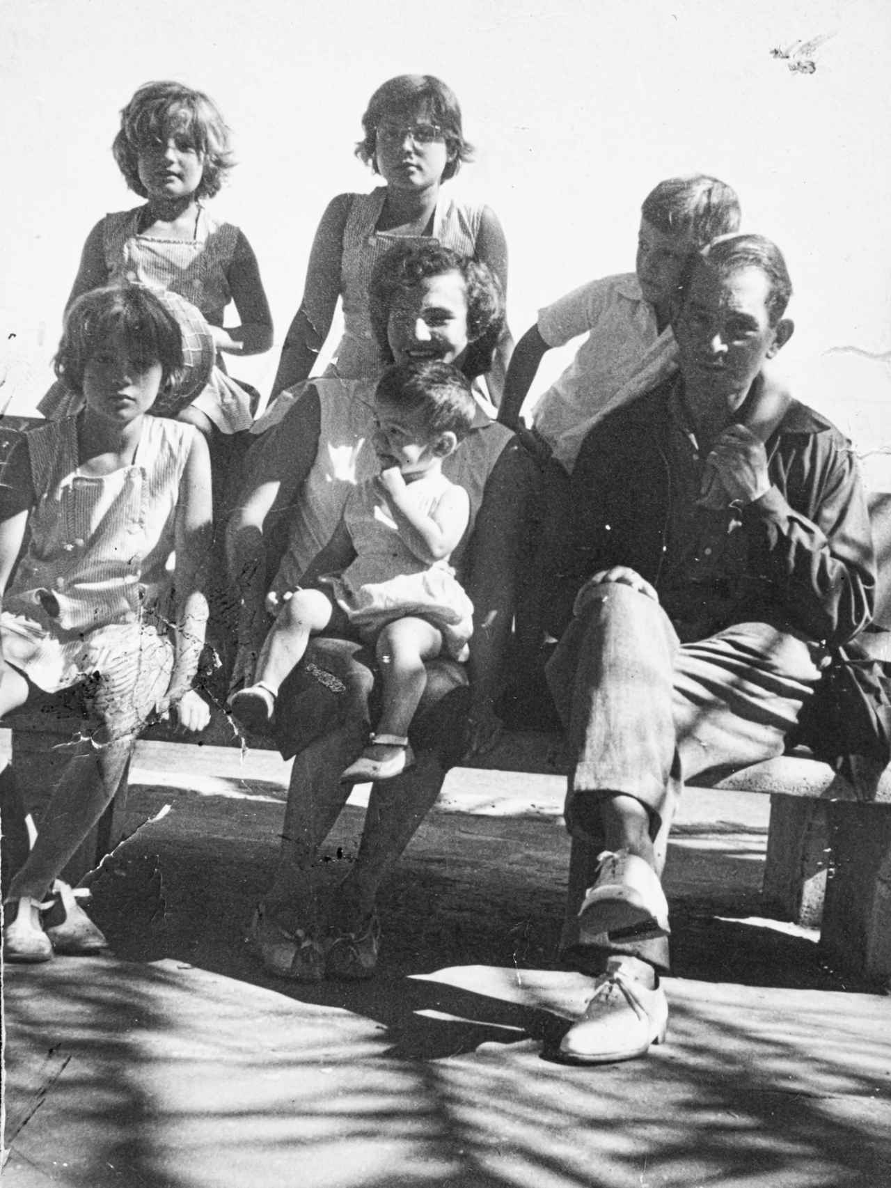 Carmen Laforet y Manuel Cerezales, con sus  cinco hijos: Marta (1946), Cristina (1948), Silvia (1950), Manuel (1952) y Agustín (1957).