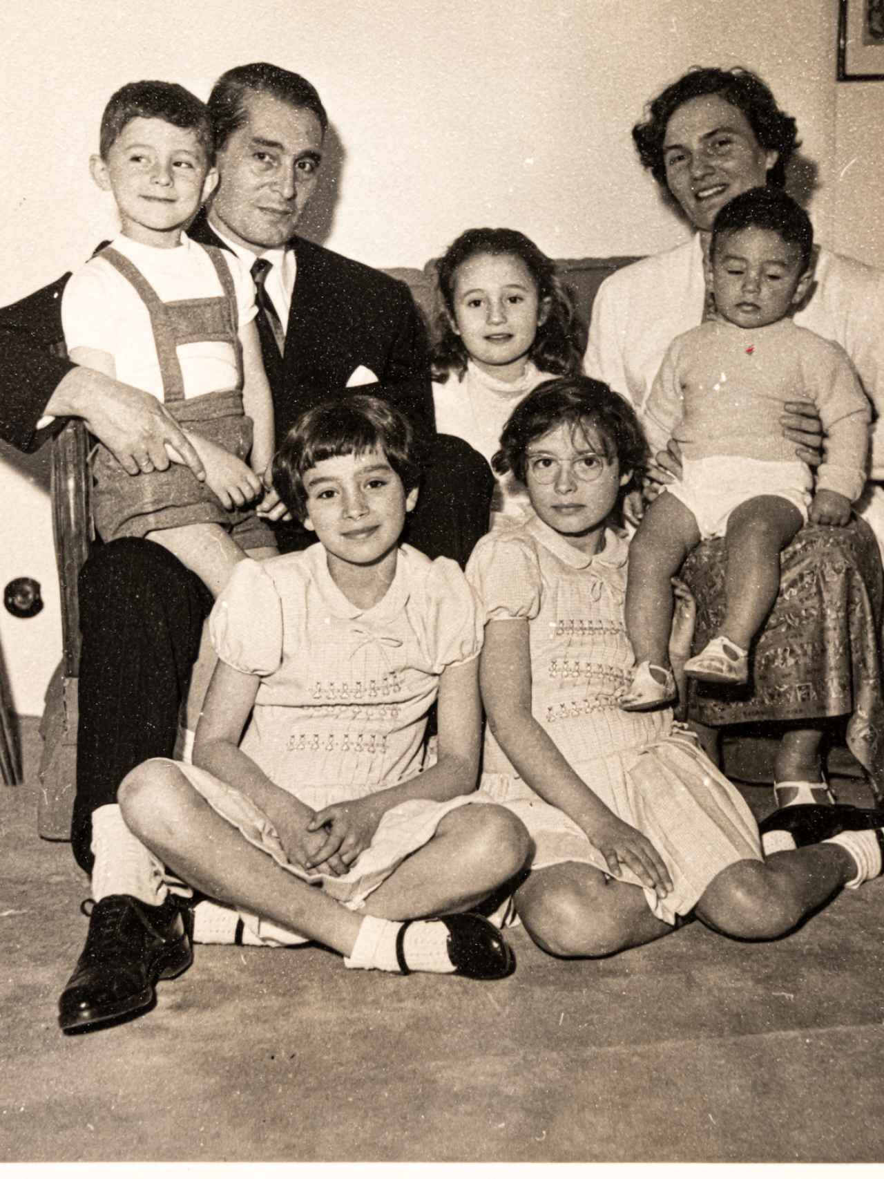 Carmen Laforet y Manuel Cerezales, con sus cinco  hijos, en 1958.