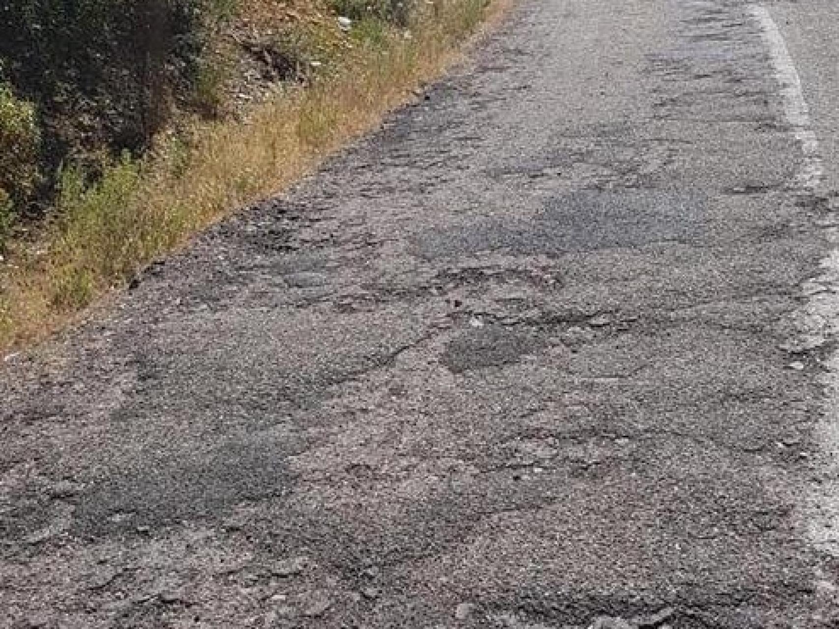 La carretera CM-4155 presenta un deteriorado estado en algunos de sus tramos.