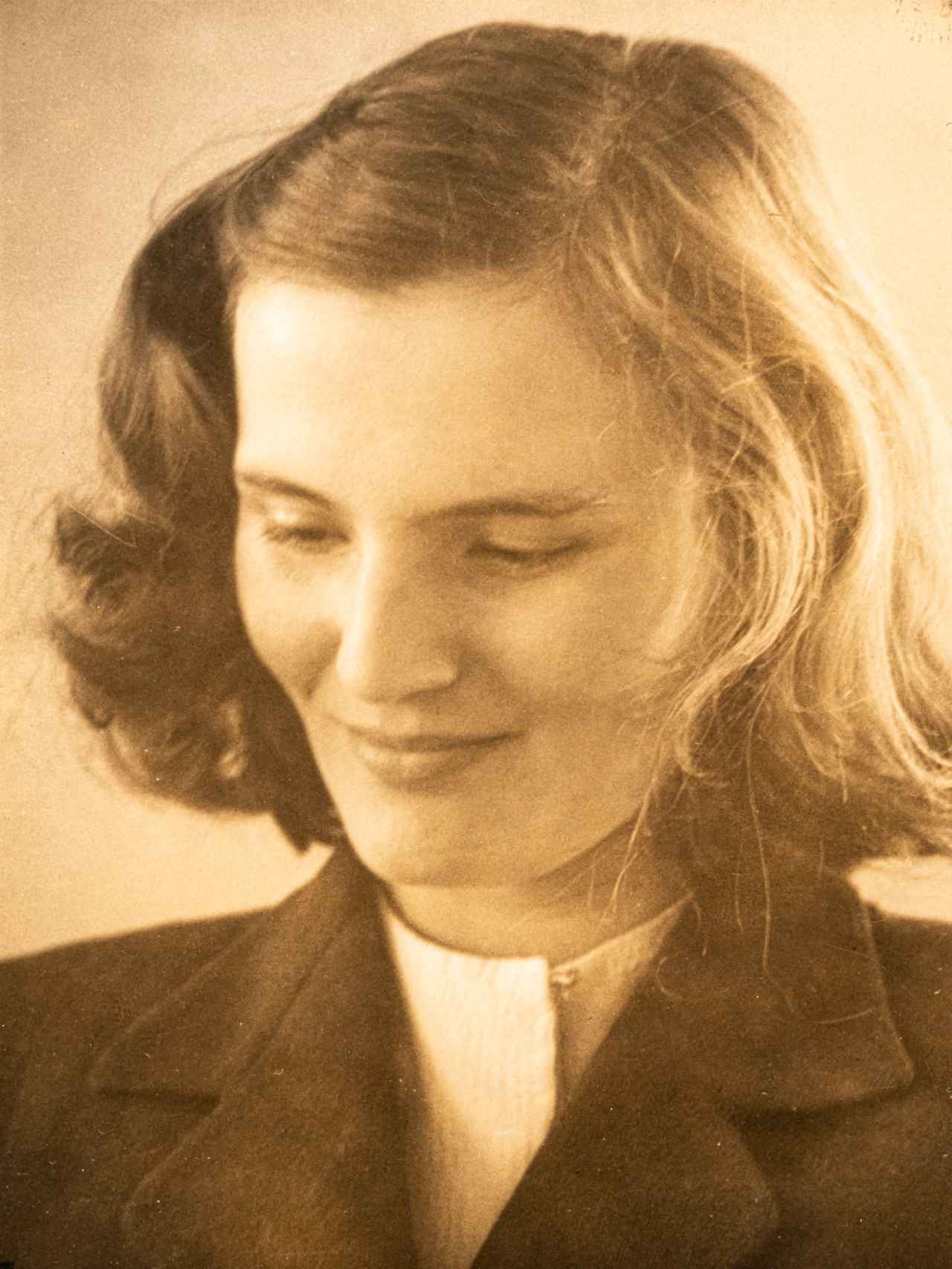 Imagen de la escritora Carmen Laforet, en enero de 1945.