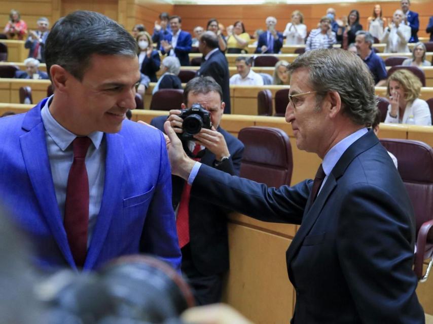 Sánchez y Feijóo en su primer encuentro en el Senado.