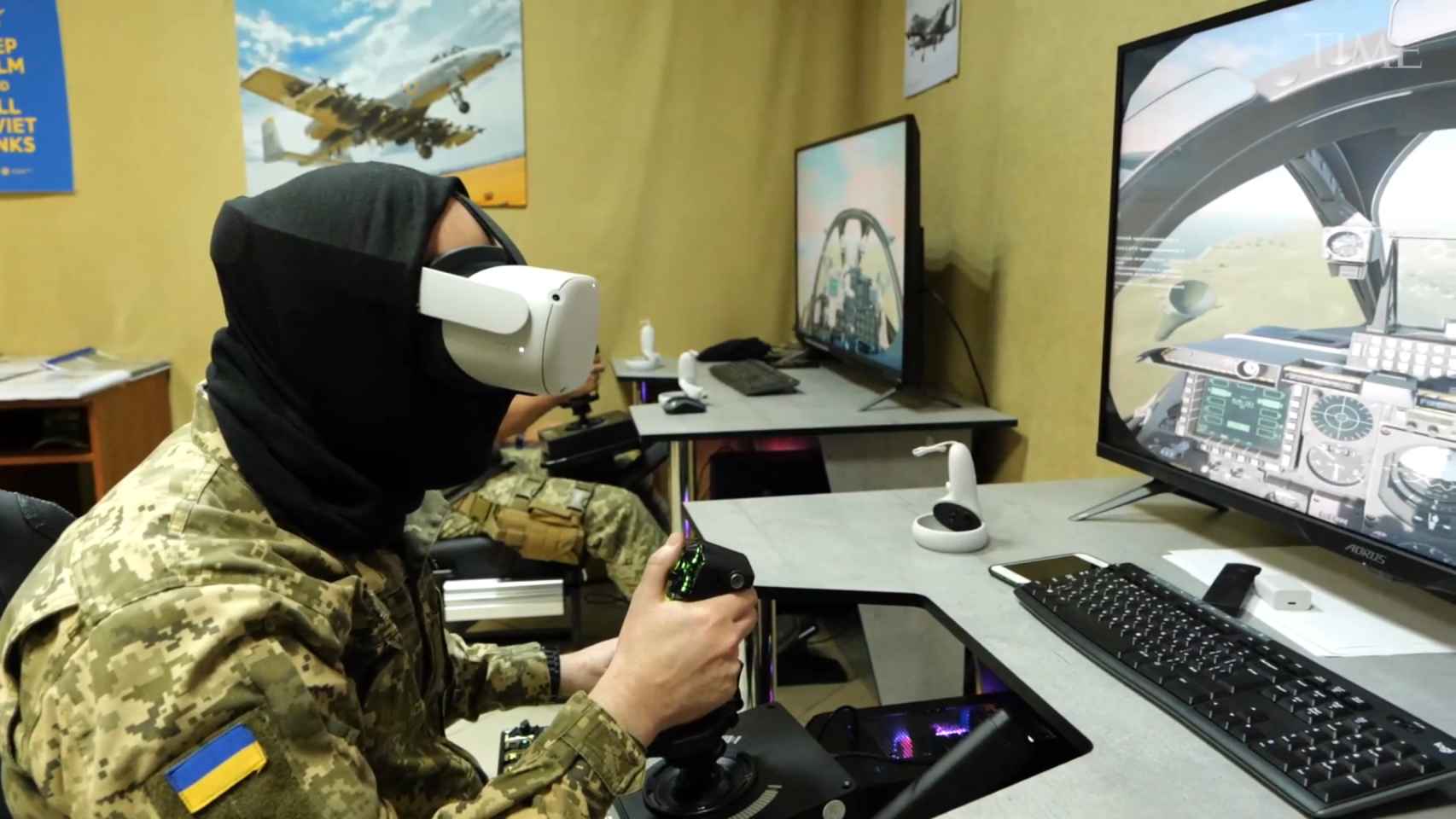 Militar ucraniano entrenando en un simulador