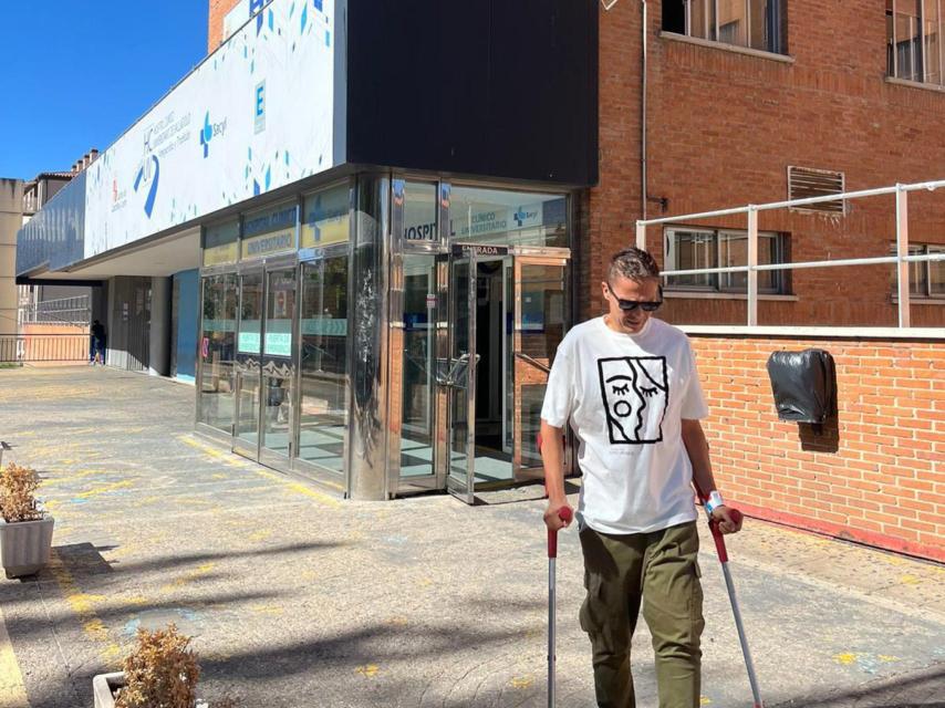 Alberto Lorenzo con el Hospital Clínico de Valladolid al fondo