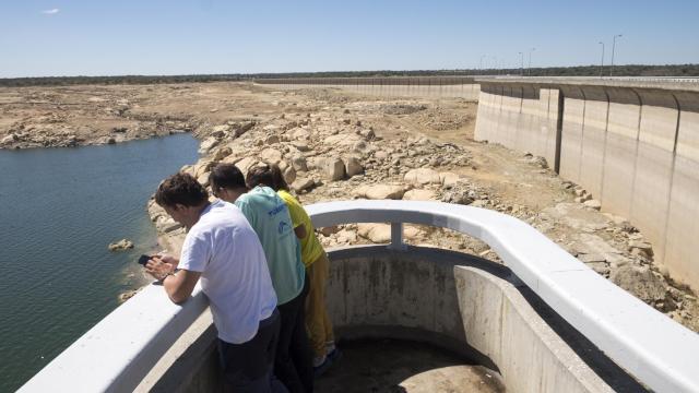 Varias personas observan el estado en el que se encuentra el embalse de Almendra, en Salamanca.