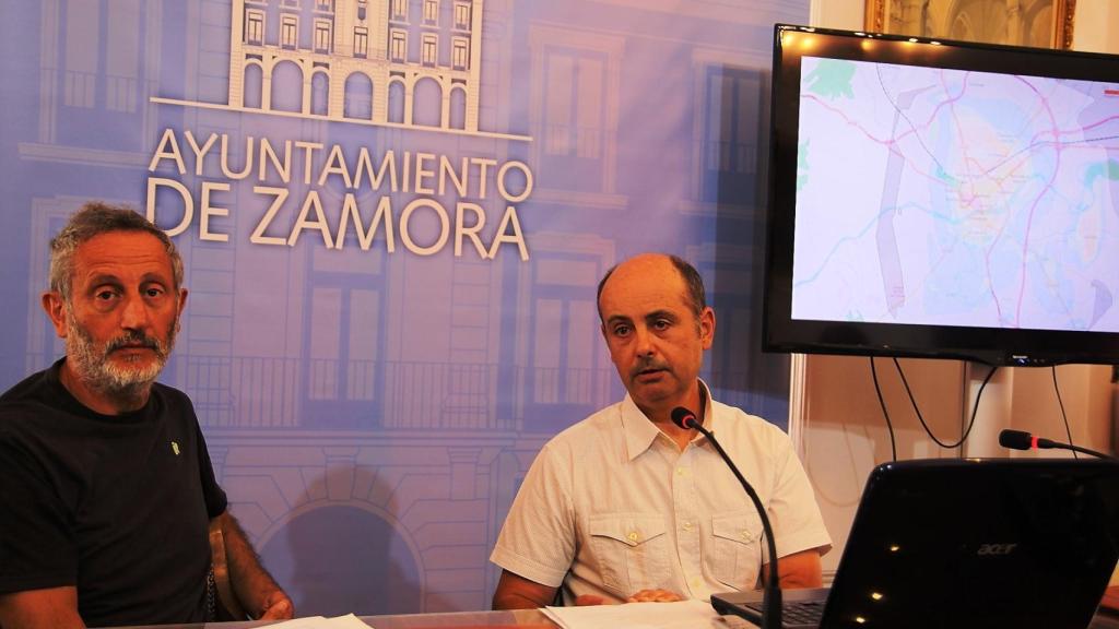 El concejal de Medioambiente, Romualdo Fernández, y el astrofísico y director del observatorio astronómico e Sobradillo de Palomares, Francisco Javier Domínguez