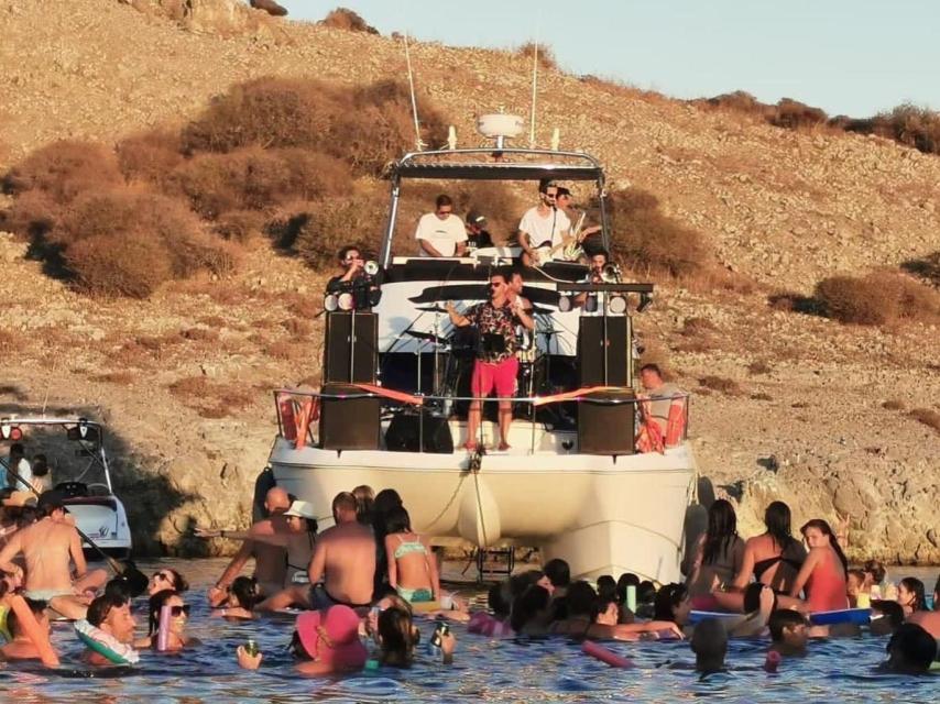 Imagen empleada por Podemos para denunciar el concierto celebrado este sábado, en la isla del Ciervo, un espacio protegido del Mar Menor.