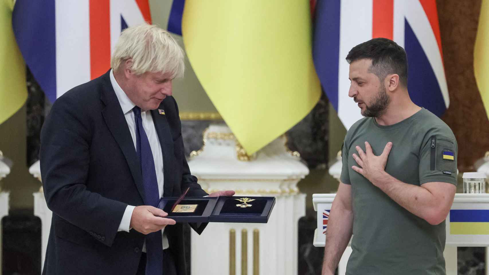 Zelenski hace entrega a Boris Johnson de la Orden de la Libertad.