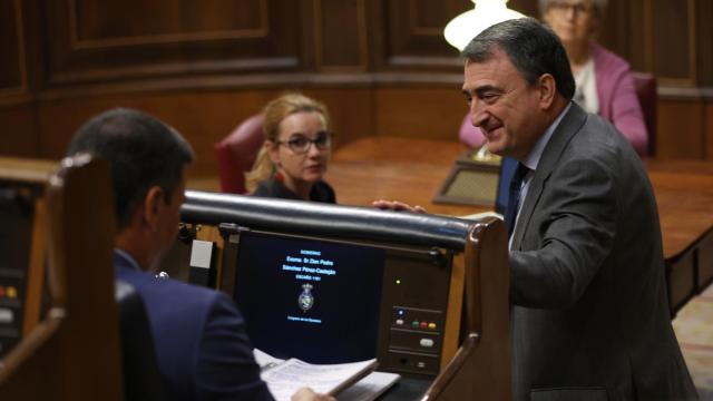 El presidente del Gobierno, Pedro Sánchez (i), y el portavoz del PNV en el Congreso, Aitor Esteban.